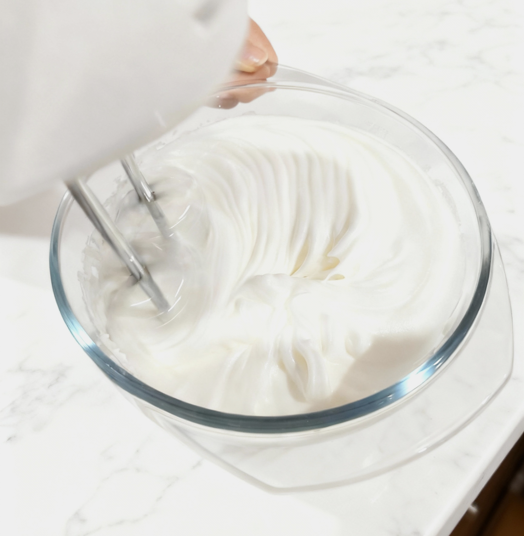 Sharp swirl in meringue